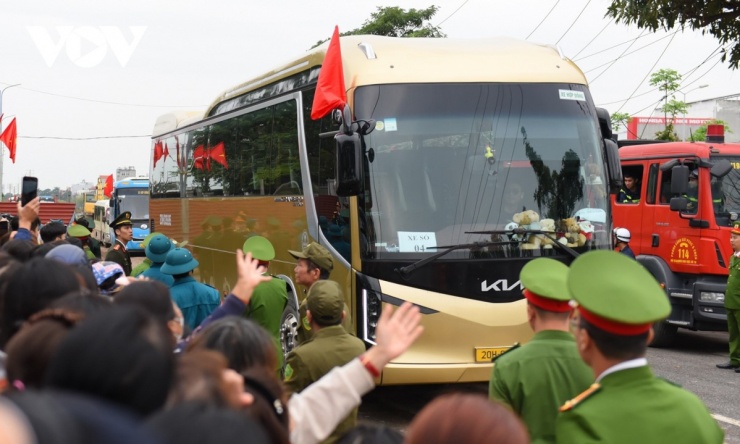 Các thanh niên ưu tú lên đường thực hiện nghĩa vụ trong vòng tay chào mừng của người dân.&nbsp;