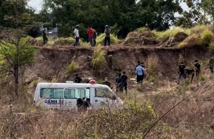 Khu vực nơi phát hiện thi thể nam giới trong tình trạng cháy đen, đang phân hủy. Ảnh: N.D