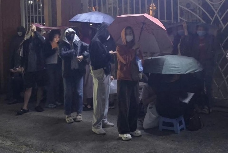 Phụ huynh đội mưa, xếp hàng chờ lấy số tại Trường THPT Phan Bội Châu (Hà Nội) ngày 3/3 vừa qua.