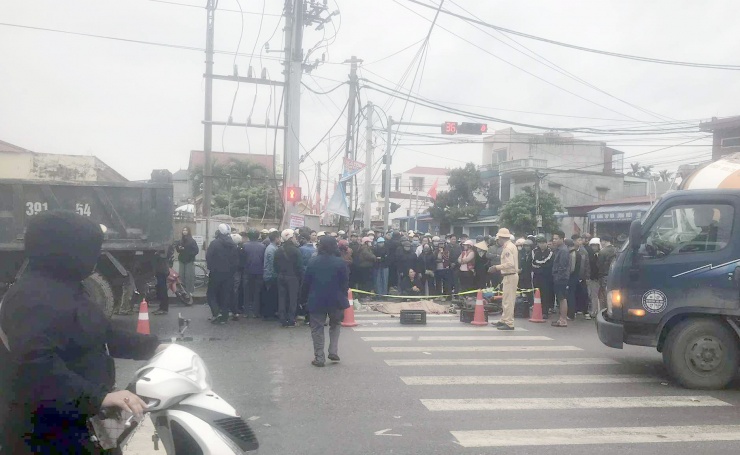 Lực lượng chức năng phong tỏa hiện trường vụ tai nạn.