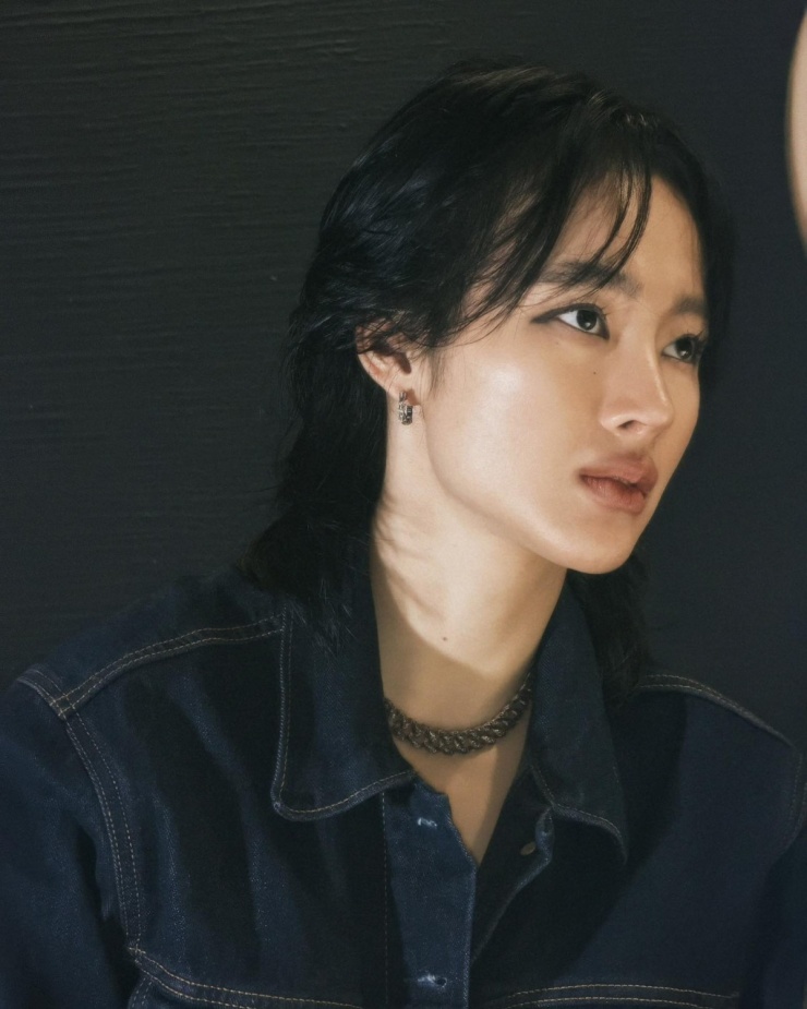 Đầu năm 2026, diễn viên chia tay mái tóc dài, chọn kiểu tóc wolf cut mang hơi hướng nổi loạn, cá tính. Cô được khen 'đẹp trai', 'đẹp phi giới tính' với kiểu tóc này.