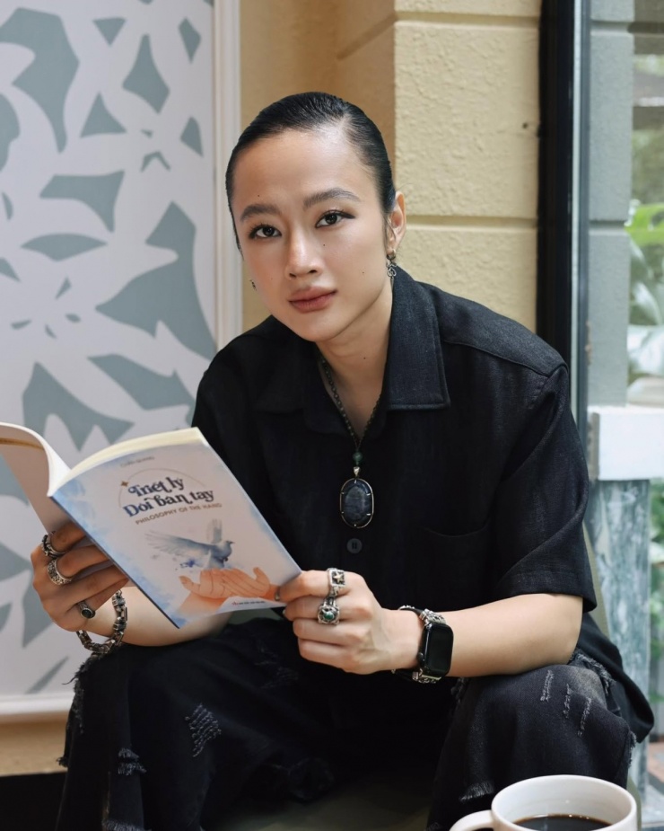 Thời gian đầu khi mới theo đuổi phong cách unisex, cô thường sử dụng tóc giả hoặc búi gọn mái tóc dài.