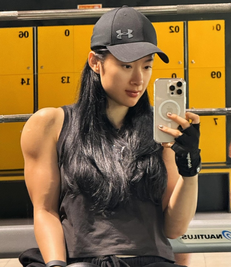 Hơn một năm qua Angela Phương Trinh dần chuyển sang phong cách phi giới tính. Cùng với lối ăn diện theo style menswear khoe tay vai rắn chắc, cơ bắp sắc nét, mái tóc của cô cũng có nhiều thay đổi.