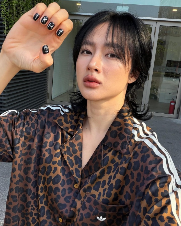 Wolf Cut là xu hướng tóc lai giữa tóc mullet và shag có từ thập niên 1970. Kiểu tóc này được tỉa nhiều lớp một cách ngẫu hứng, phần trước ngắn, đuôi dài.