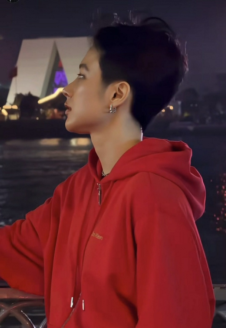 Theo thời gian, phần đuôi tóc lẫn phần mái đều được cô cắt bớt, chuyển sang dáng tóc tomboy.