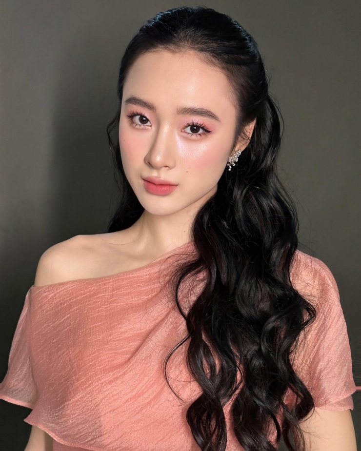 Angela Phương Trinh sinh năm 1995, nổi tiếng qua nhiều phim như 'Mùi ngò gai', 'Bà mẹ nhí'... tạo dấu ấn trong lòng khán giả với ngoại hình nữ tính, xinh xắn. Vài năm qua, cô rời showbiz, chủ yếu quảng cáo cho các nhãn hàng hoặc livestream bán hàng.