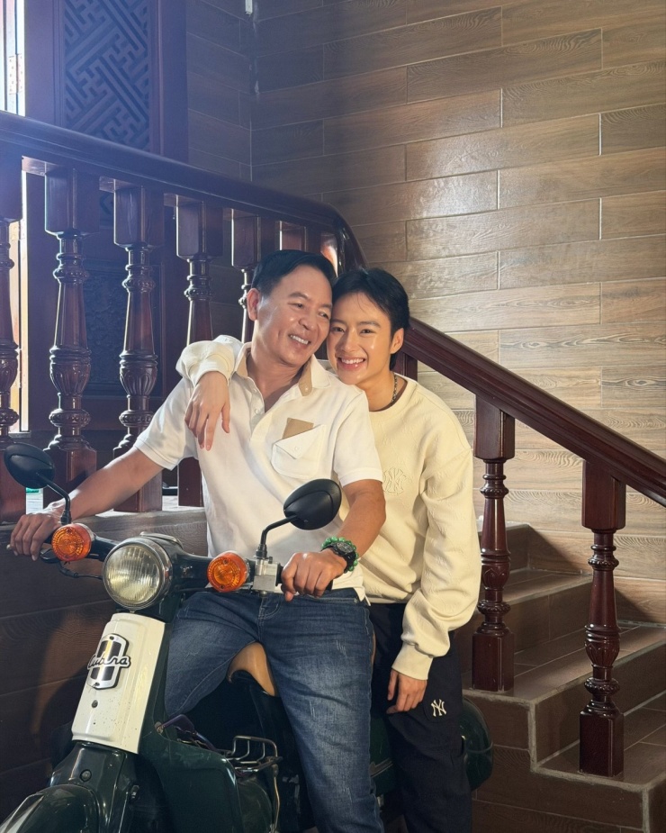 Một số khán giả nói tiếc cho vẻ ngoài mềm mại, nữ tính trước kia của Angela Phương Trinh. Cũng có ý kiến cho rằng tóc ngắn phù hợp hơn với hình ảnh unisex mà Phương Trinh đang theo đuổi.