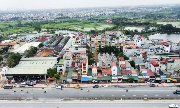 Theo ghi nhận của PV Tiền Phong, dự án NƠXH Sunrise Home nằm trong ngõ vào khu tập thể Xây lắp số 7, cách đường quốc lộ 1A khoảng 50m, bao quanh dự án là các con ngõ của tiểu khu.