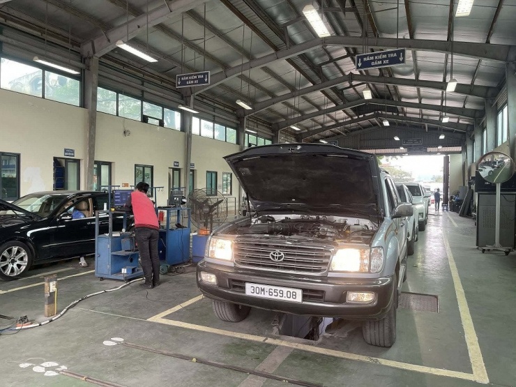 Đạp ga kịch sàn để đo khí thải ô tô, nhiều chủ xe máy dầu “xót ruột”, lo hỏng động cơ xe. Ảnh: Hoàng Hiệp