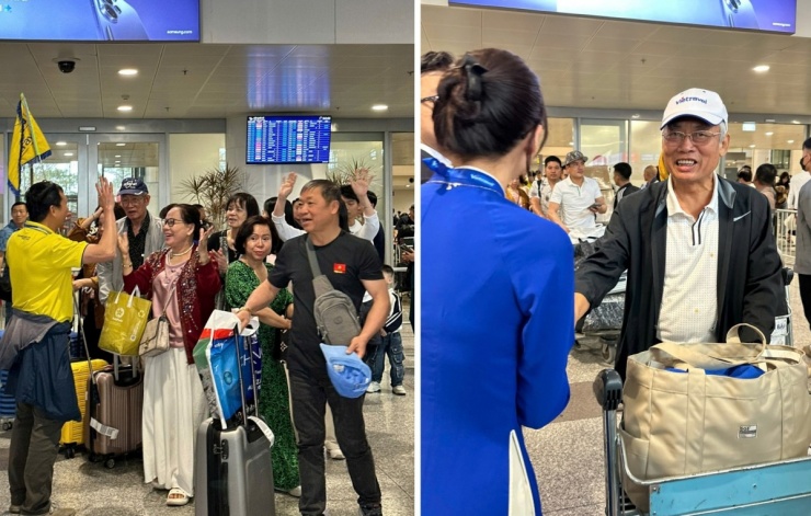 Nhiều du khách Việt Nam đã về đến sân bay Nội Bài chiều 4/3, được chào đón bởi người thân, đại diện sân bay và công ty du lịch. Ảnh: Vân Khanh