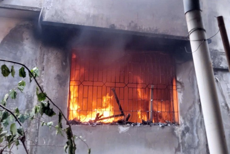 Lửa bùng cháy đỏ rực tại tầng 3 của ngôi nhà. Ảnh: Tiến Thành