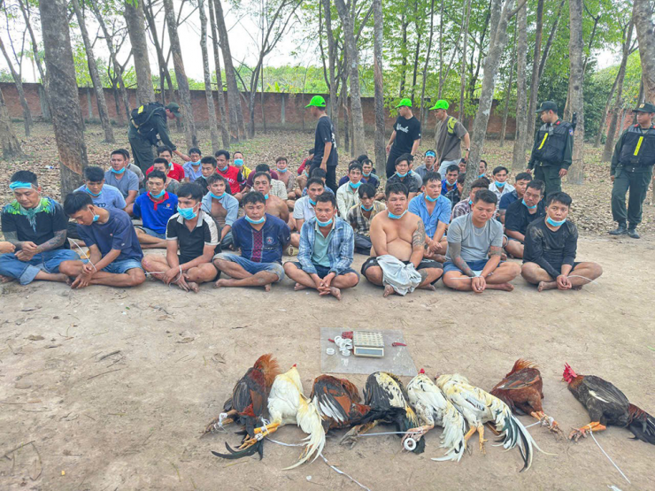 Hàng chục đối tượng bị bắt giữ tại sới gà. Ảnh: CA