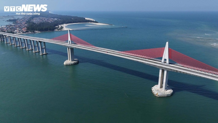 Dự án tuyến đường bộ ven biển và cầu vượt biển Thuận An (phường Thuận An, TP Huế) là công trình giao thông trọng điểm có tổng vốn đầu tư (giai đoạn 1) 2.400 tỷ đồng.