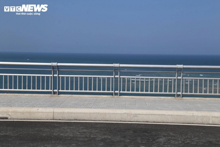 Hệ thống lan can và vỉa hè được hoàn thiện chắc chắn, đồng bộ và hiện đại. Người dân hiện có thể đi bộ lên cầu để ngắm một vùng biển rộng lớn ở Thuận An.