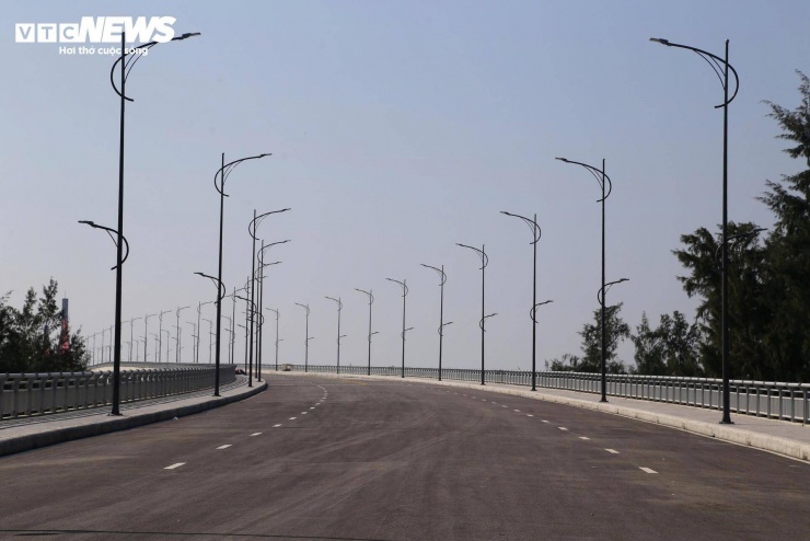 Hệ thống đèn chiếu sáng hiện đại đã được lắp đặt với kết cấu kiên cố đáp ứng yêu cầu chịu lực lớn, chống ăn mòn và tác động khắc nghiệt vùng ven biển.