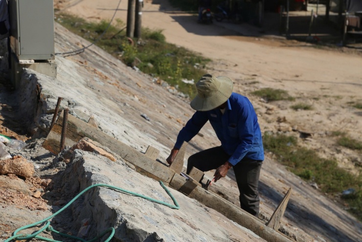 Ban Quản lý Dự án Đầu tư xây dựng công trình giao thông TP Huế (chủ đầu tư dự án) cho biết, công tác giải phóng mặt bằng ở đoạn phía Nam hoàn thành và bàn giao cho đơn vị thi công. Nhà thầu đang tập trung thi công, phấn đấu hoàn thành trước ngày 26/3. Dự kiến đến quý II năm nay, giai đoạn 1 sẽ hoàn thành toàn bộ và chính thức đưa vào vận hành, khai thác.