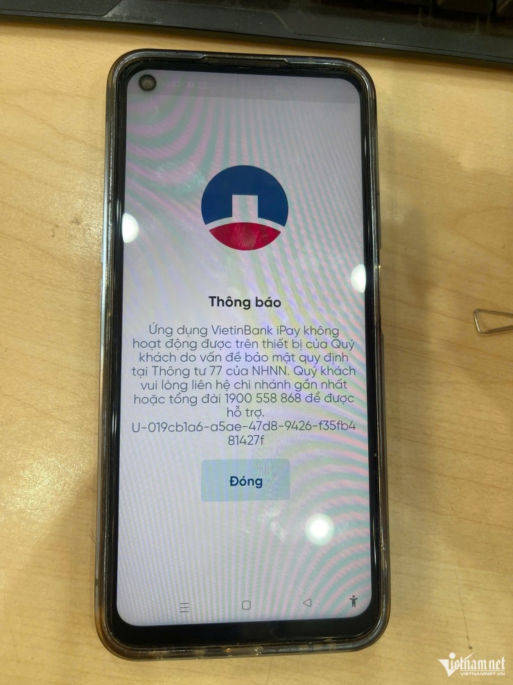 Thông báo của ngân hàng trên các thiết bị không đảm bảo an toàn bảo mật. Ảnh: NVCC