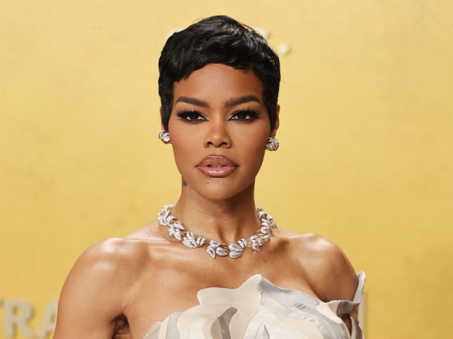 'Mỹ nhân gợi cảm nhất thế giới' diện đầm 'nude nghệ thuật' lên thảm đỏ