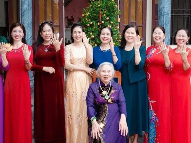 Sinh nhật tuổi 90, cụ bà ở Ninh Bình cầm hộp vàng tặng 5 con dâu, 4 con gái