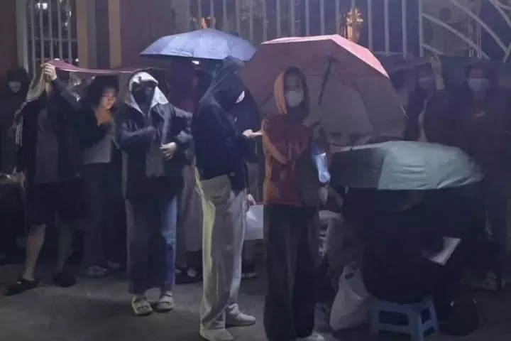 Giải mã 'cơn sốt' đội mưa xuyên đêm chờ đăng ký cho con vào lớp 10