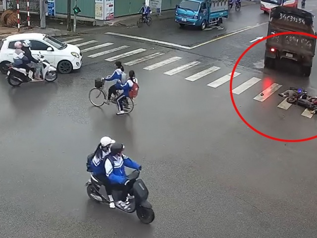 Xe tải tông xe máy điện, hai bà cháu thương vong