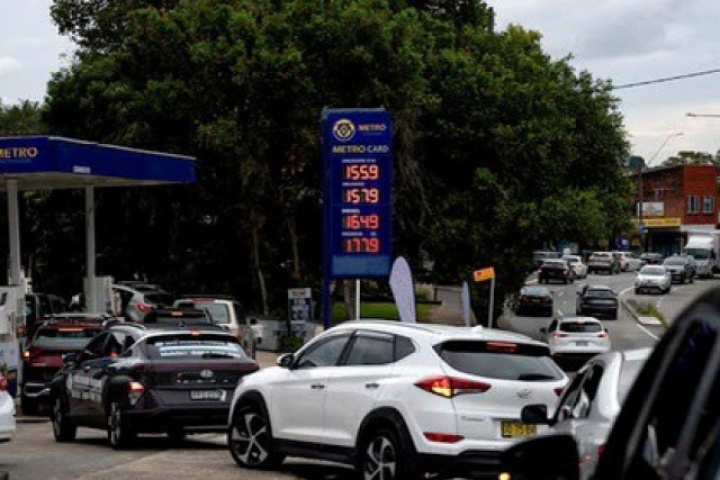 Giá xăng nhiều nơi trên thế giới tăng vọt, người dân xếp hàng dài chờ đổ