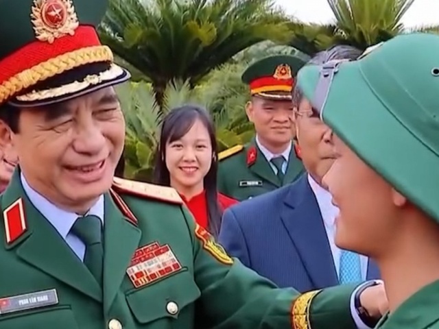 Đại tướng Phan Văn Giang nói tiếng Tày với tân binh