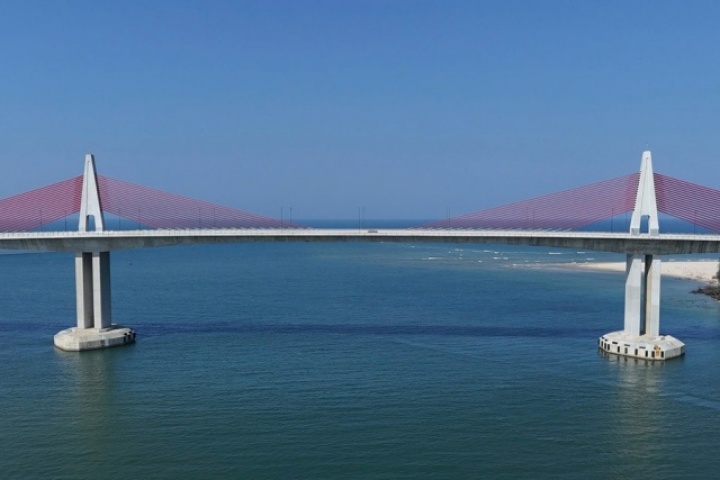 Cận cảnh cầu vượt biển dài nhất miền Trung đang chờ thông xe ở Huế