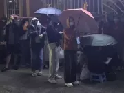 Giải mã 'cơn sốt' đội mưa xuyên đêm chờ đăng ký cho con vào lớp 10