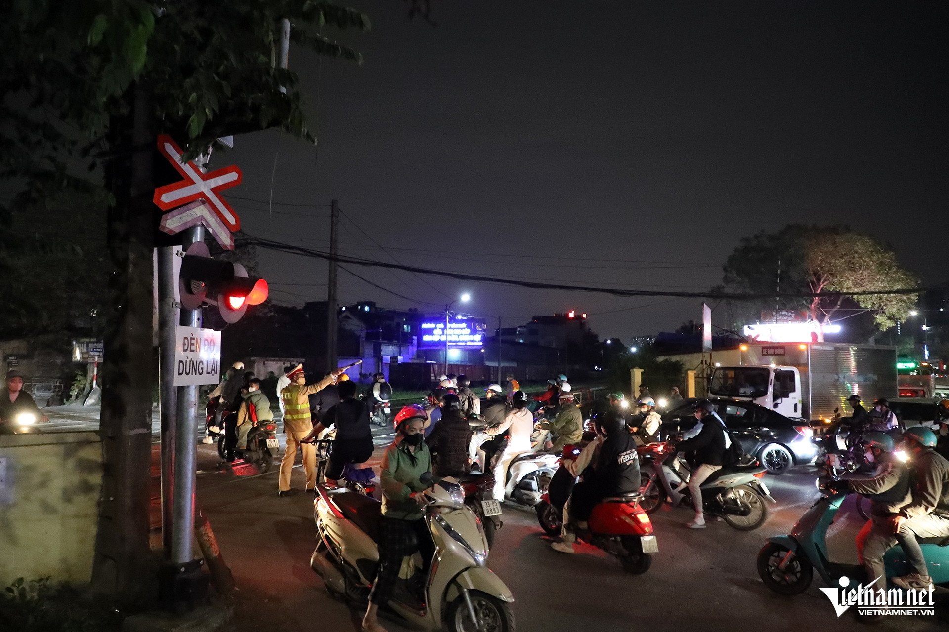 Cố vượt gác chắn đường sắt trong đêm, nhiều tài xế ở Hà Nội bị ghi hình xử phạt - 1