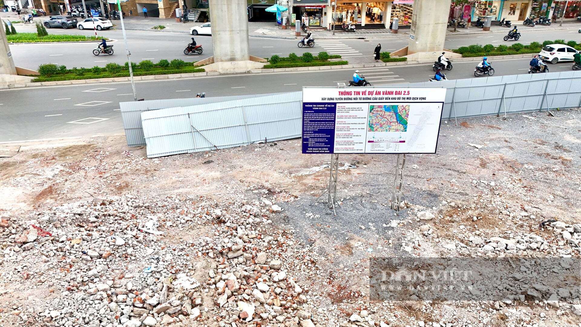 Theo ghi nhận của PV Dân Việt vào ngày 3/3 tại công trường thi công đường Vành đai 2,5 đoạn từ đường Cầu Giấy đến Khu đô thị Cầu Giấy, hàng chục máy móc cùng các công nhân đang hoạt động hết công suất để phá dỡ các công trình nhà ở để hoàn trả mặt bằng cho việc thi công.