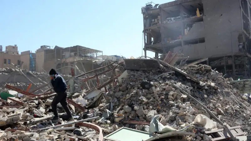 Hình ảnh các tòa nhà bị hư hại xung quanh quảng trường Ferdowsi ở Tehran sau một cuộc không kích vào trung tâm thủ đô Iran ngày 3/3. Ảnh: EPA