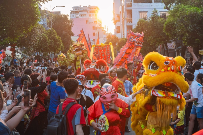 VIDEO: Hơn 1.000 người tham gia Tết Nguyên tiêu 2026 tại khu Chợ Lớn - 11