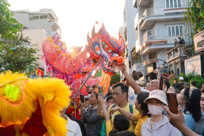 VIDEO: Hơn 1.000 người tham gia Tết Nguyên tiêu 2026 tại khu Chợ Lớn - 13