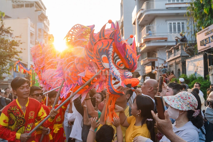 VIDEO: Hơn 1.000 người tham gia Tết Nguyên tiêu 2026 tại khu Chợ Lớn - 15