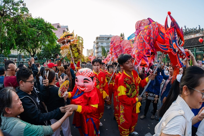 VIDEO: Hơn 1.000 người tham gia Tết Nguyên tiêu 2026 tại khu Chợ Lớn - 16