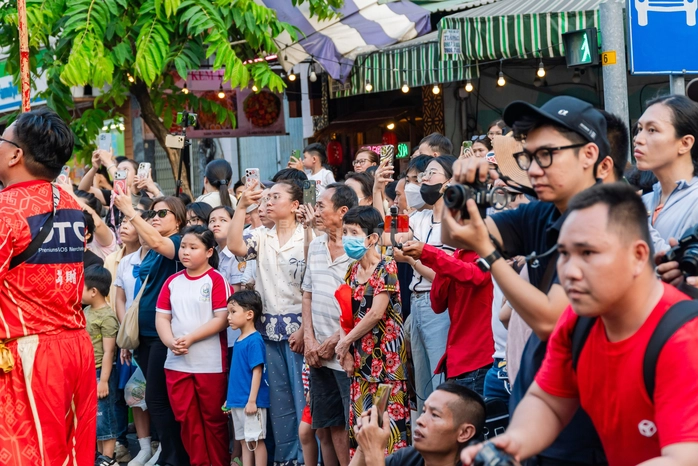 VIDEO: Hơn 1.000 người tham gia Tết Nguyên tiêu 2026 tại khu Chợ Lớn - 17