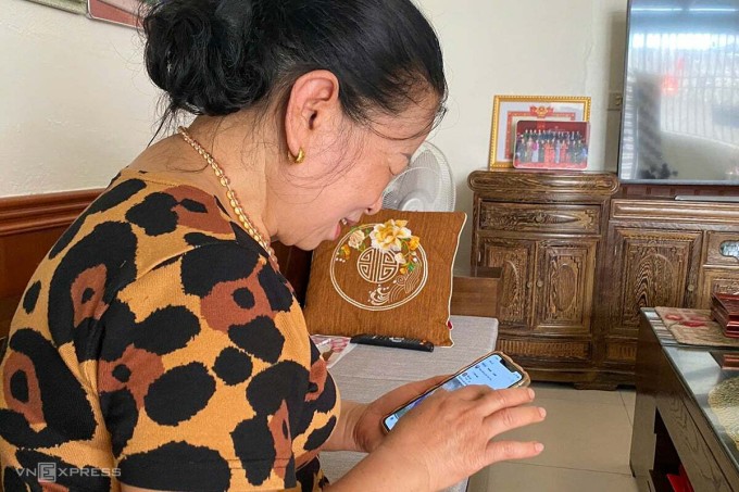 Bà Vân theo dõi mạng xã hội, cập nhật tin tức chiến sự ở Trung Đông. Ảnh: Đức Hùng