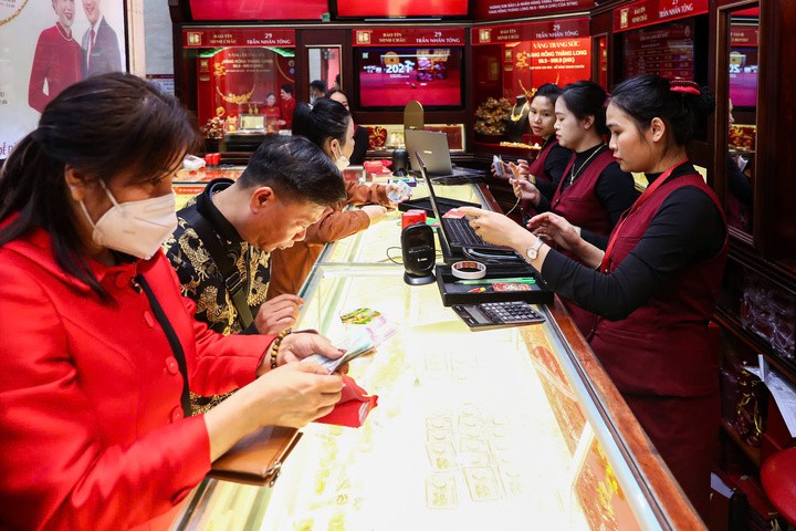 Giá vàng 'nhảy múa' do căng thẳng Trung Đông, có nên mua lúc này? - 2