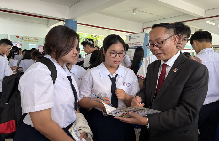 PGS-TS Nguyễn Văn Thuỵ, Trưởng phòng Tuyển sinh và truyền thông - Trường ĐH Ngân hàng TPHCM tư vấn cho thí sinh