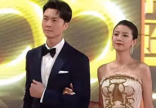 Thái Tư Bối nghênh ngang khoác tay "chồng người" bước trên thảm đỏ.