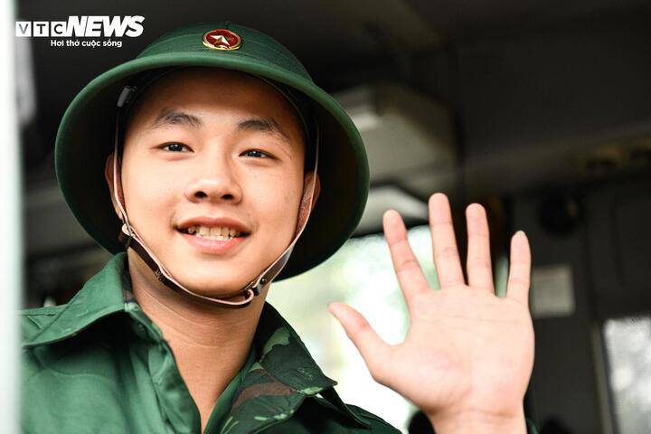 Thanh niên Hà Nội rạng rỡ lên đường nhập ngũ năm 2025. (Ảnh: Viên Minh)