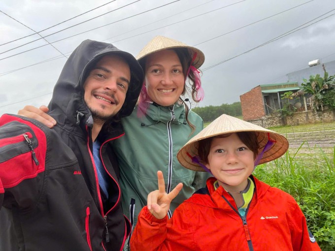 Ariane Triconnet (ở giữa), 33 tuổi, người Pháp cùng chồng, con trải nghiệm làm nông tại Đà Nẵng. Ảnh: Nhân vật cung cấp