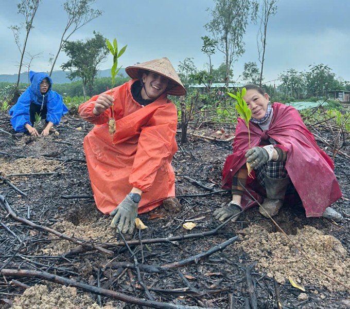 Một người đàn ông ngoại quốc tham gia trải nghiệm trồng trọt tại một nông trại ở xã Quế Sơn Trung, TP Đà Nẵng.