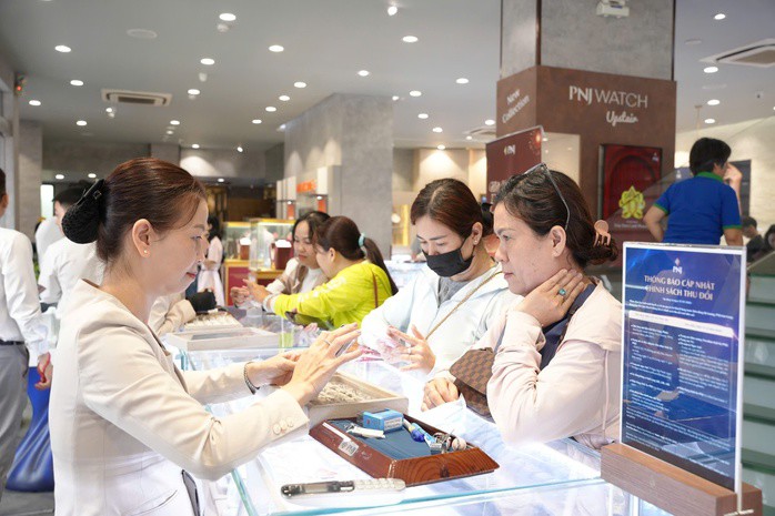 Giá vàng hôm nay rớt mạnh cả ở thị trường trong nước lẫn thế giới