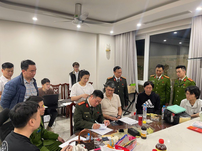 Lực lượng chức năng làm việc với các nghi phạm trong đường dây. Ảnh: Công an Hà Nội