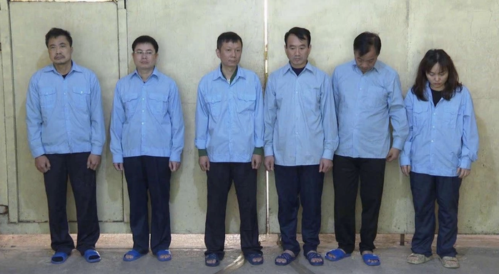Từ trái qua, các bị cáo Sự, Quân, Diêm, Tùng, Nhã, Thủy tại cơ quan điều tra. Ảnh: Ngọc Bích