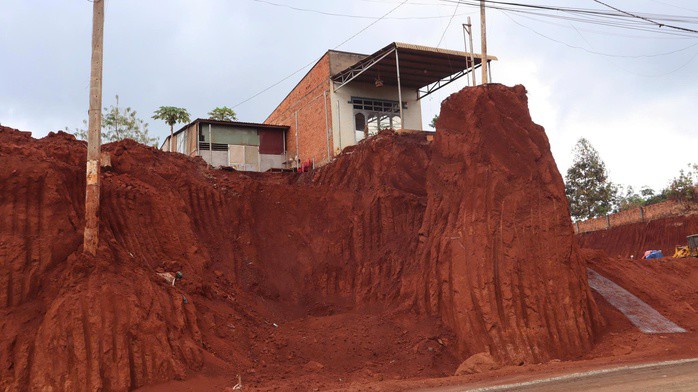 Nhà dân cheo leo "bên mép vực" sau khi hạ cốt nền đường