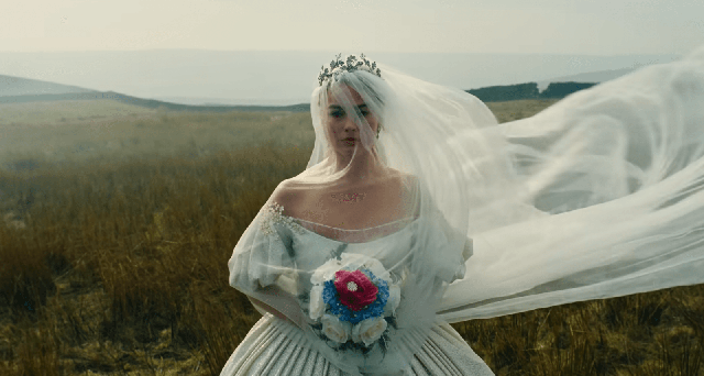 Chiếc váy cưới từng gây chấn động mạng xã hội khi những hình ảnh đầu tiên của phim "Đồi gió hú" được tiết lộ. Theo nhà thiết kế đây là sự kết hợp giữa phong cách thời trang thời Victoria và thập niên 50. (Ảnh: Warner Bros)