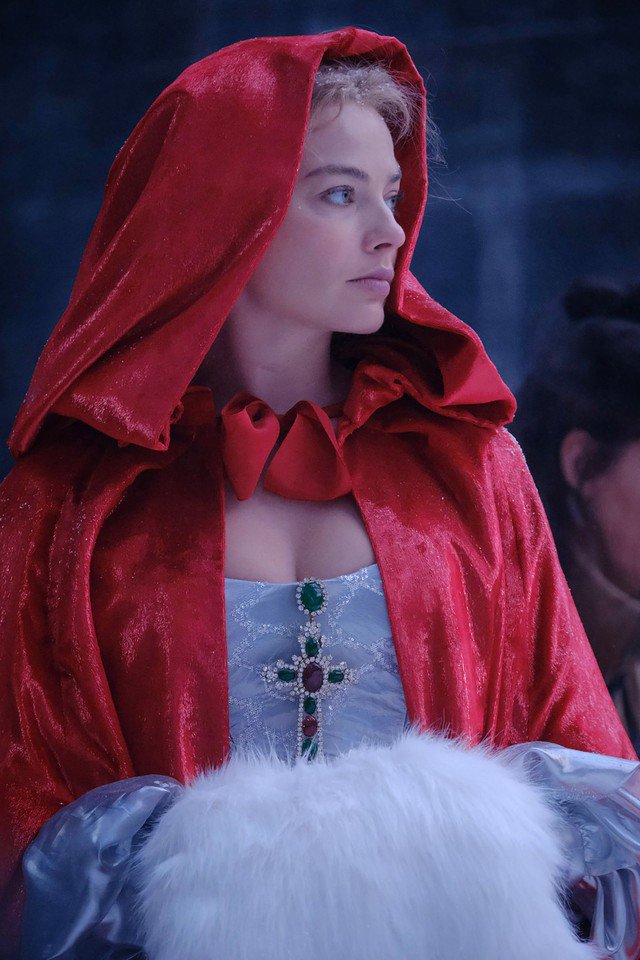 Một bộ trang phục đã thay đổi đặc biệt khi lên hình. Khi Catherine trở về Đồi gió hú để gặp cha mình, cô mặc một chiếc áo choàng nhung đỏ và váy bạc. Những chiếc áo choàng đỏ như vậy thực ra rất phù hợp với lịch sử thời đó nhưng trên phim đã được biến tấu sáng tạo để thêm phần nổi bật, tạo hiệu ứng giữa tuyết trắng.